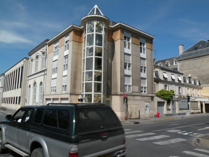  escalier dans tour d'angle en verre, rue Hincmar